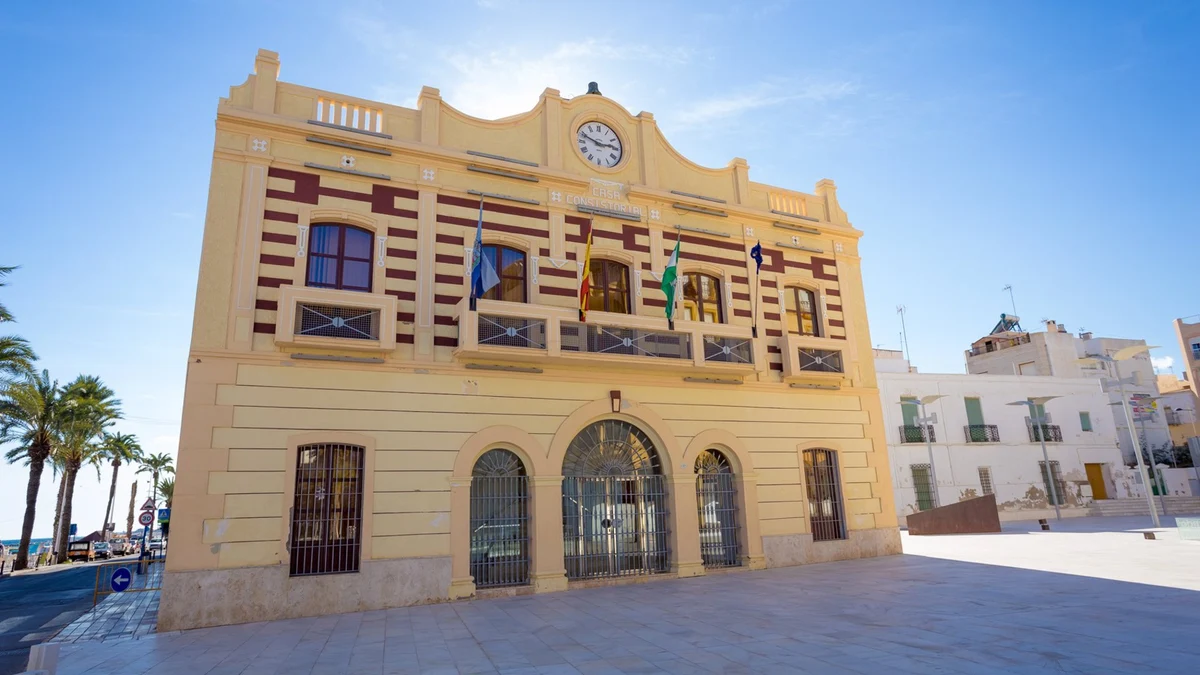 La madre de un edil del PSOE en un pueblo de Almería esparce heces y orines en un despacho