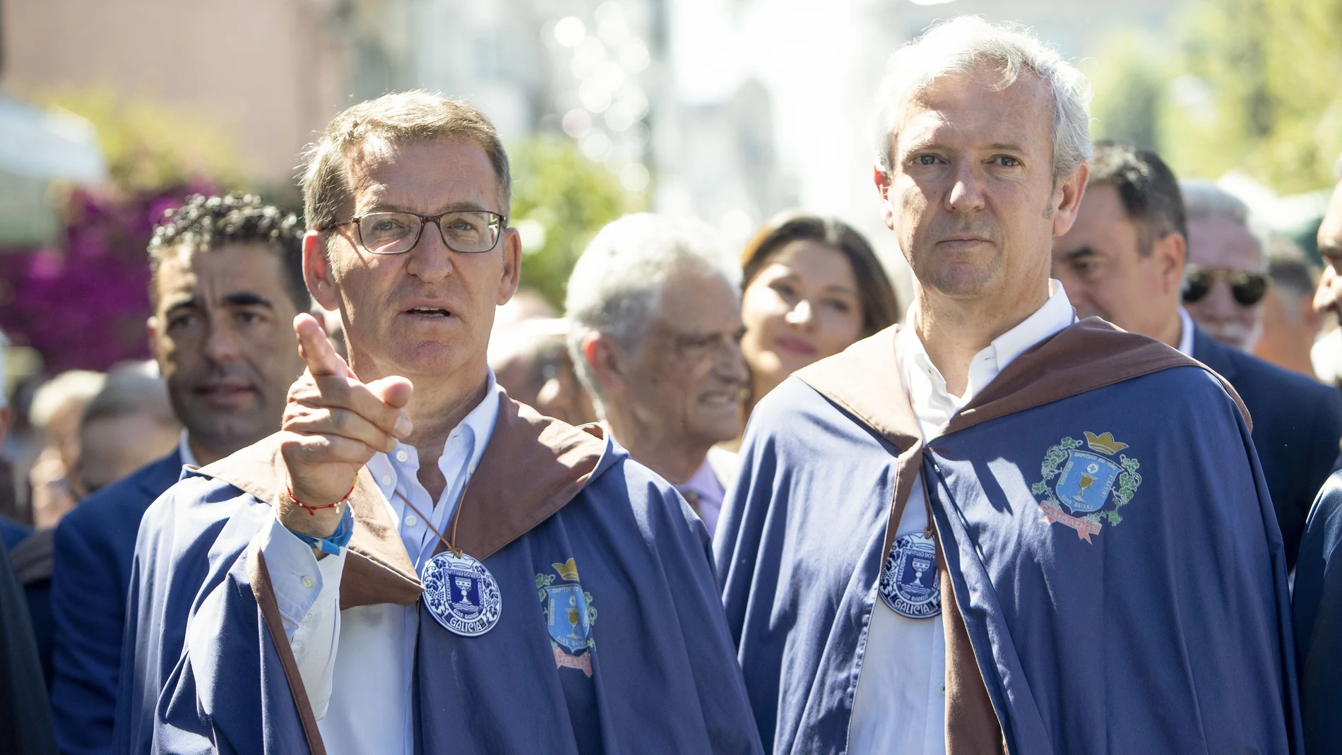 El presidente del PP, Alberto Núñez Feijóo (i) y el presidente de la Xunta de Galicia, Alfonso Rueda (d) presiden el capítulo serenísimo de participa en la LXXI Festa do Albariño celebrado en Cambados, Pontevedra