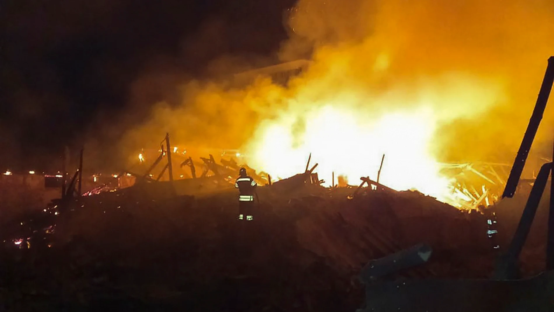 Khmelnytskyi (Ukraine), 06/08/2023.- A handout picture made available by the Khmelnytskyi Regional Military Administration shows Ukrainian rescuers putting out a fire at a corn waste warehouse after shelling near Starokostiantyniv, Khmelnytskyi region, western Ukraine, 06 August 2023, amid the Russian invasion. Ukraine was attacked by more than 70 missiles and shock drones in the night between 05 August and 06 August, with 30 rockets of different classes and 27 shock drones being shot down, a...