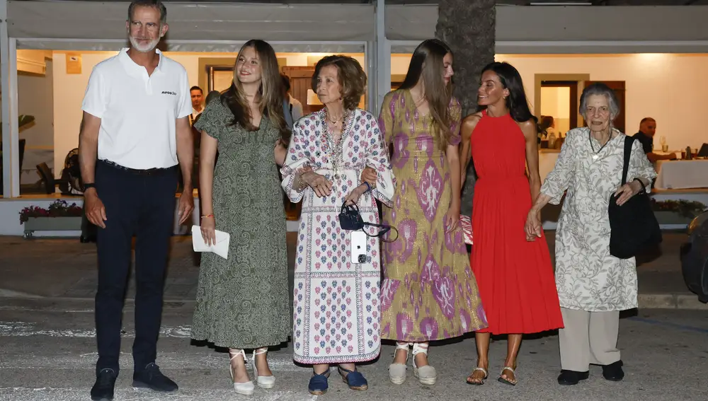El rey Felipe, la princesa Leonor, la reina Sofía, la infanta Sofía, la reina Letizia e Irene de Grecia a la salida del restaurante Mia, situado en el Portitxol, en Palma, donde han cenado el sábado.