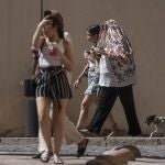Paseantes se protegen del intenso calor en Córdoba