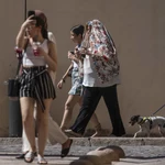 Paseantes se protegen del calor en Córdoba