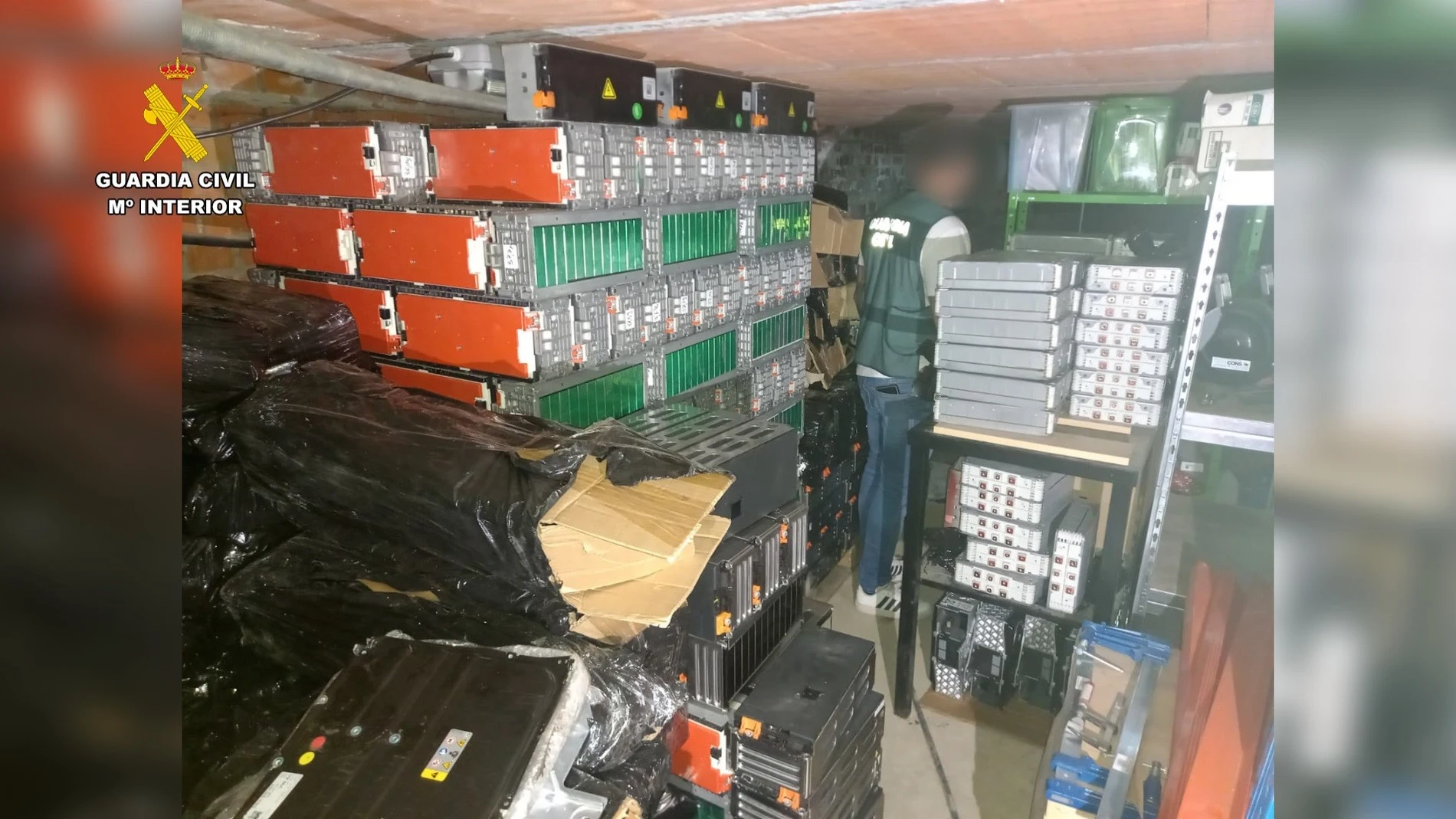 Baterias de litio almacenadas ilegalmente en una casa de Oteros (Segovia). GUARDIA CIVIL 07/08/2023