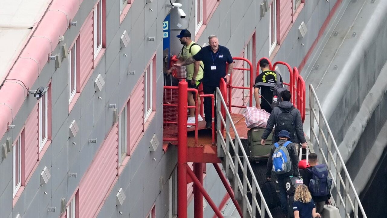 Llegan los primeros inmigrantes al "barco de la vergüenza"