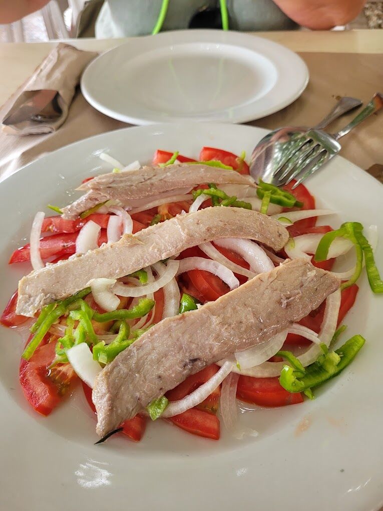 Ensalada de tomate y melva