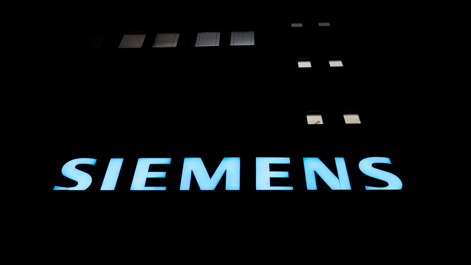 FILED - 16 November 2017, Berlin: A general view of a lit logo on teh facade of the Siemens factory. Siemens Energy said on Monday it recorded a net loss of ·2.9 billion ($3.2 billion) in the third fiscal quarter, the most since the company was formed in 2020 as a spin-off of German industrial manufacturer Siemens. Photo: Ralf Hirschberger/dpa-Zentralbild/dpa (Foto de ARCHIVO) 16/11/2017 ONLY FOR USE IN SPAIN