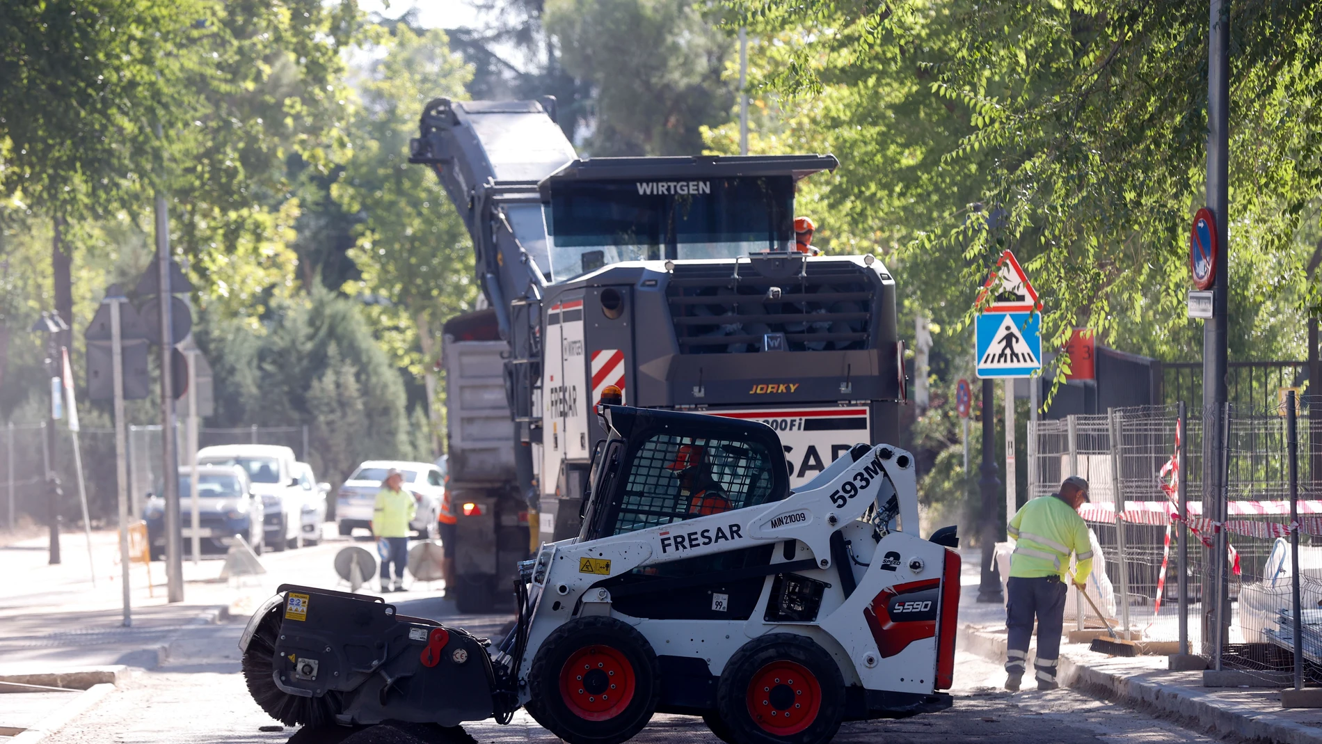 MADRID, 07/08/2023.- Un trabajador maneja una apisonadora este lunes en una calle en obras en Madrid perteneciente a la Operación Asfalto, un plan del Ayuntamiento de Madrid para renovar los pavimentos de gran superficie de la ciudad. EFE/Juan Carlos Hidalgo