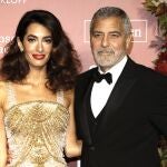 US actor George Clooney (R) and wife human rights attorney Amal Clooney attend the Albie Awards
