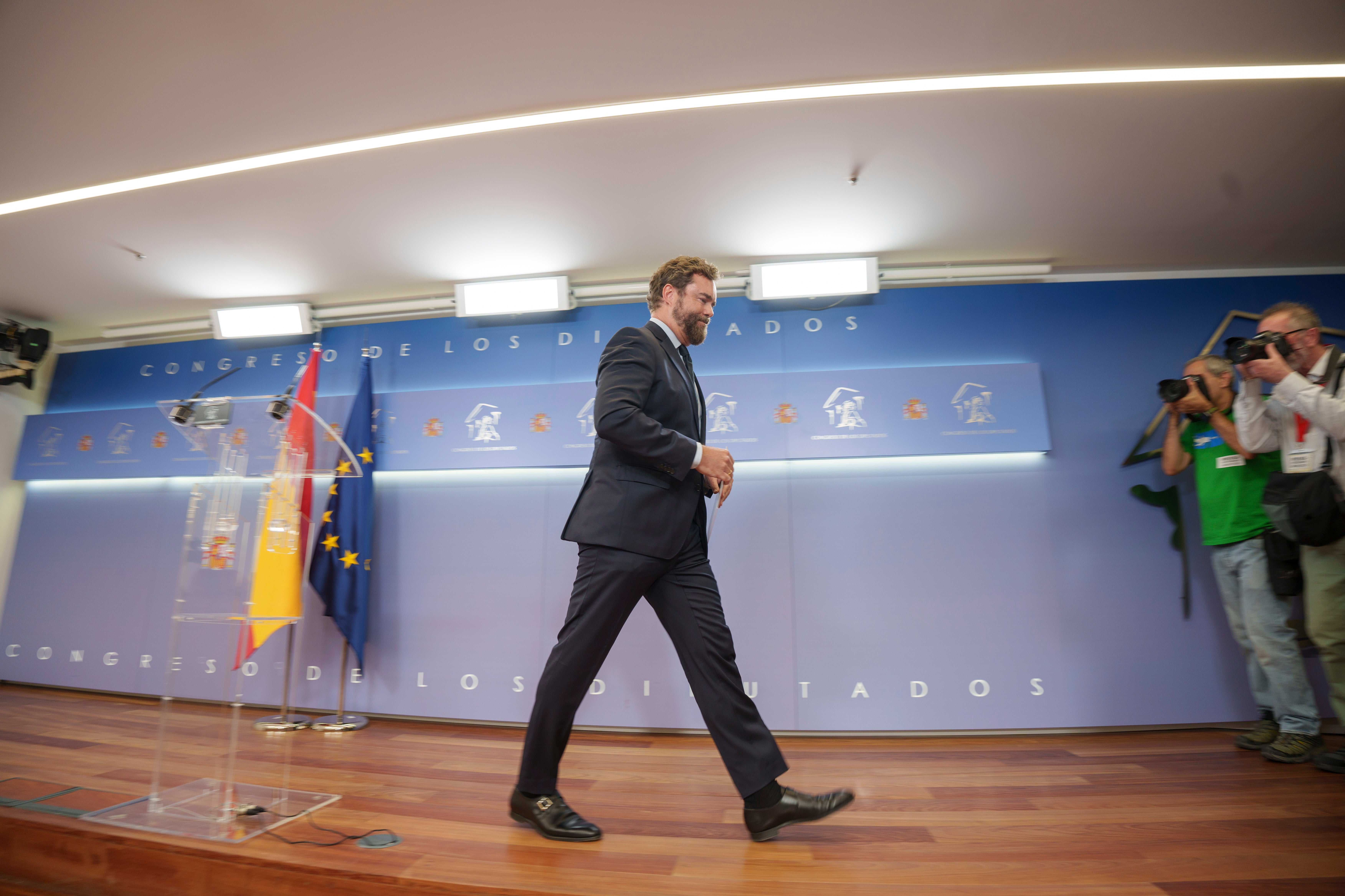 El portavoz de Vox en el Congreso, Iván Espinosa de los Monteros, ofrece una rueda de prensa en el Congreso de los Diputados en Madrid, este martes. Espinosa de los Monteros ha anunciado en rueda de prensa en el Congreso su renuncia al escaño "por motivos personales y familiares" y ha explicado que permanecerá en Vox "como afiliado de base". 