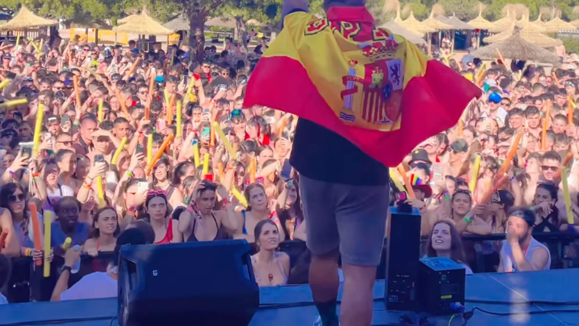 Henry Méndez: "Siéntanse orgullosos de su bandera, no importa que les digan facha. Que nadie les quiera quitar la autoridad de ser españoles, siéntanse españoles. ¡Viva España!"