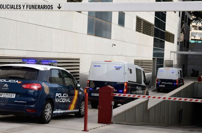 Llegada del furgón policial a los juzgados de Almería