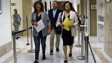 MADRID, 10/08/2023.- Los diputados de ERC Teresa Jordà (i), Francesc-Marc Álvaro y Pilar Vallugera (d) se dirigen a presentar las credenciales para recoger sus actas para la XV Legislatura, este jueves, en el Congreso de los Diputados. EFE/ J.J. Guillén