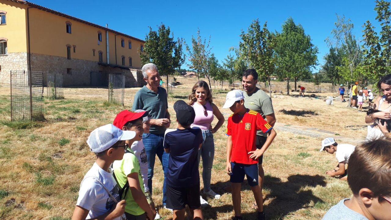 Un campamento en Gredos ensena a los ninos a ser buenos agricultores y ganaderos