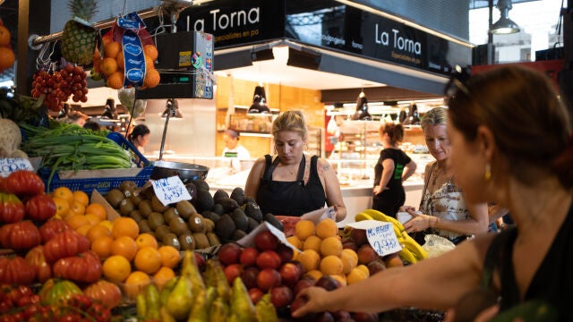Economía.- CNMC constata que supermercados han trasladado la rebaja del IVA de alimentos básicos a los precios finales