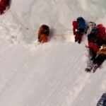 Tragedia en el K2: Un sherpa agoniza mientras setenta montañeros pasan por encima de su cuerpo 
