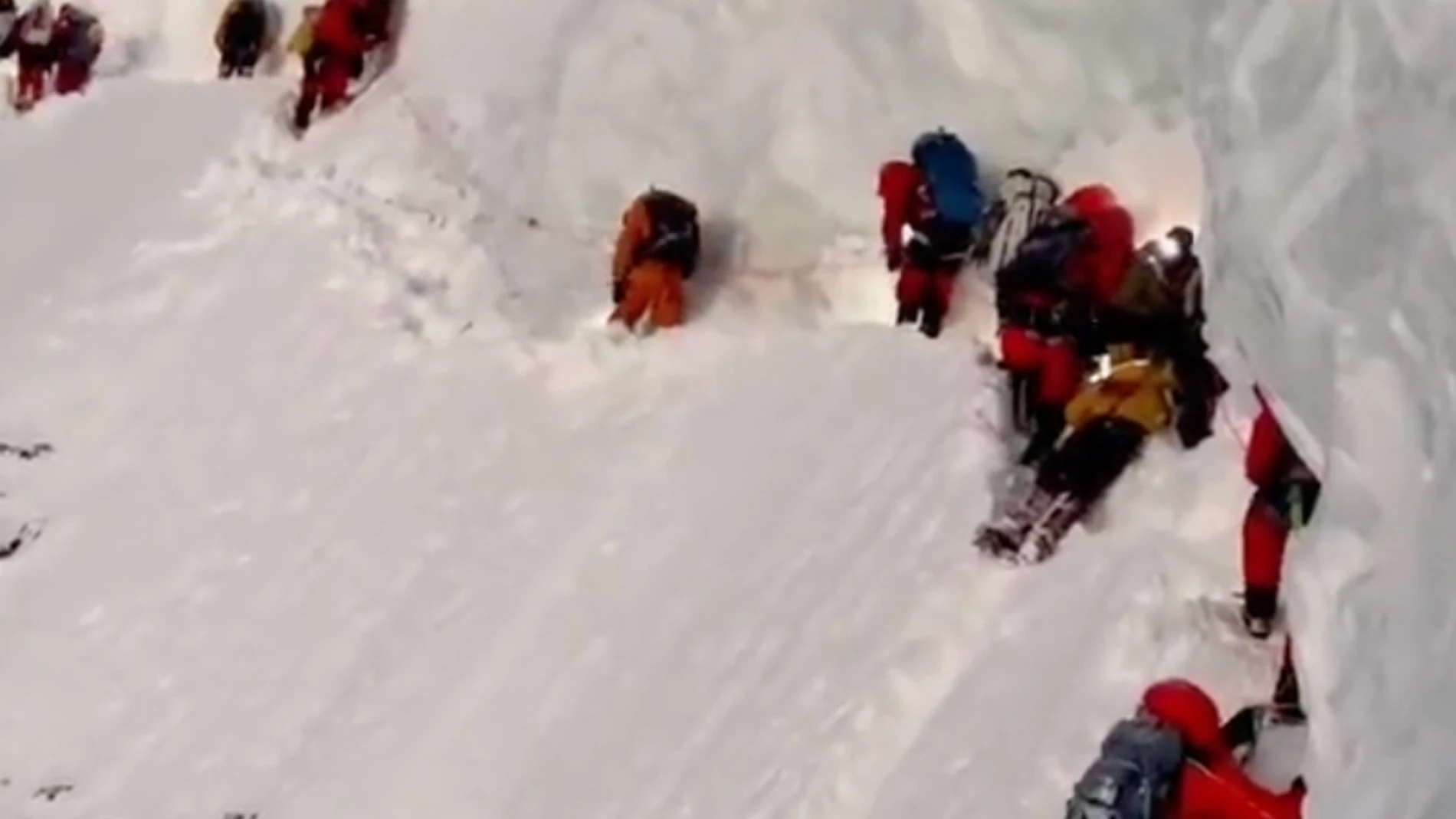 Tragedia en el K2: Un sherpa agoniza mientras setenta montañeros pasan por encima de su cuerpo 