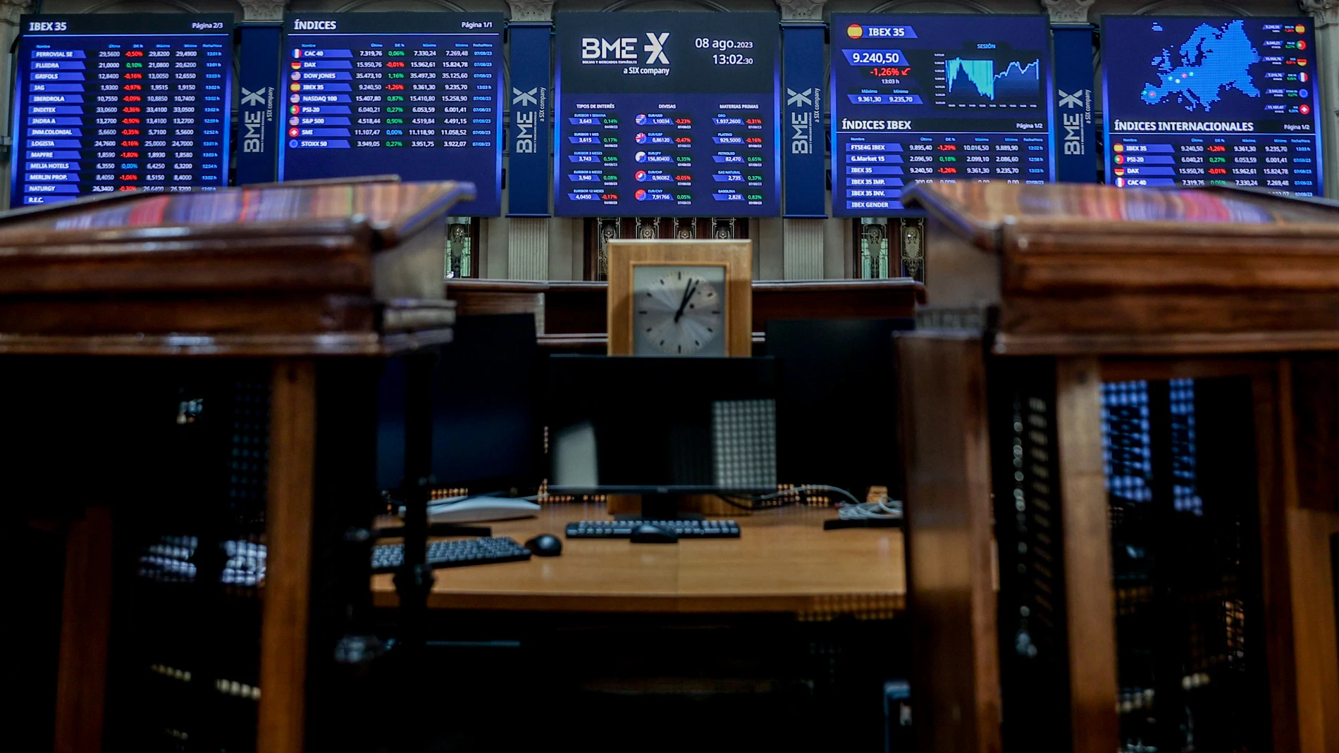 Economía/Bolsa.- El Ibex pierde un 0,4% en la media sesión y se queda a medio camino de los 9.500 puntos