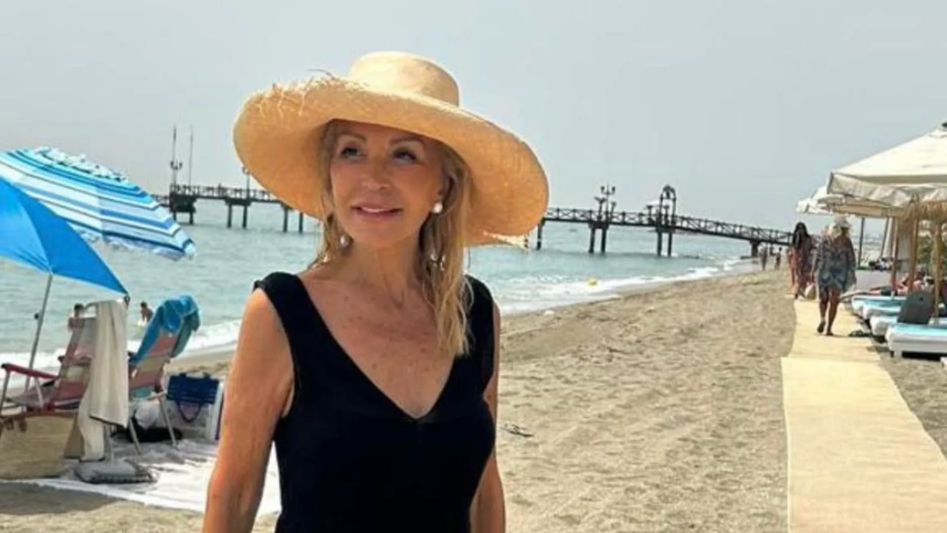 Carmen Lomana en la playa en Marbella.
