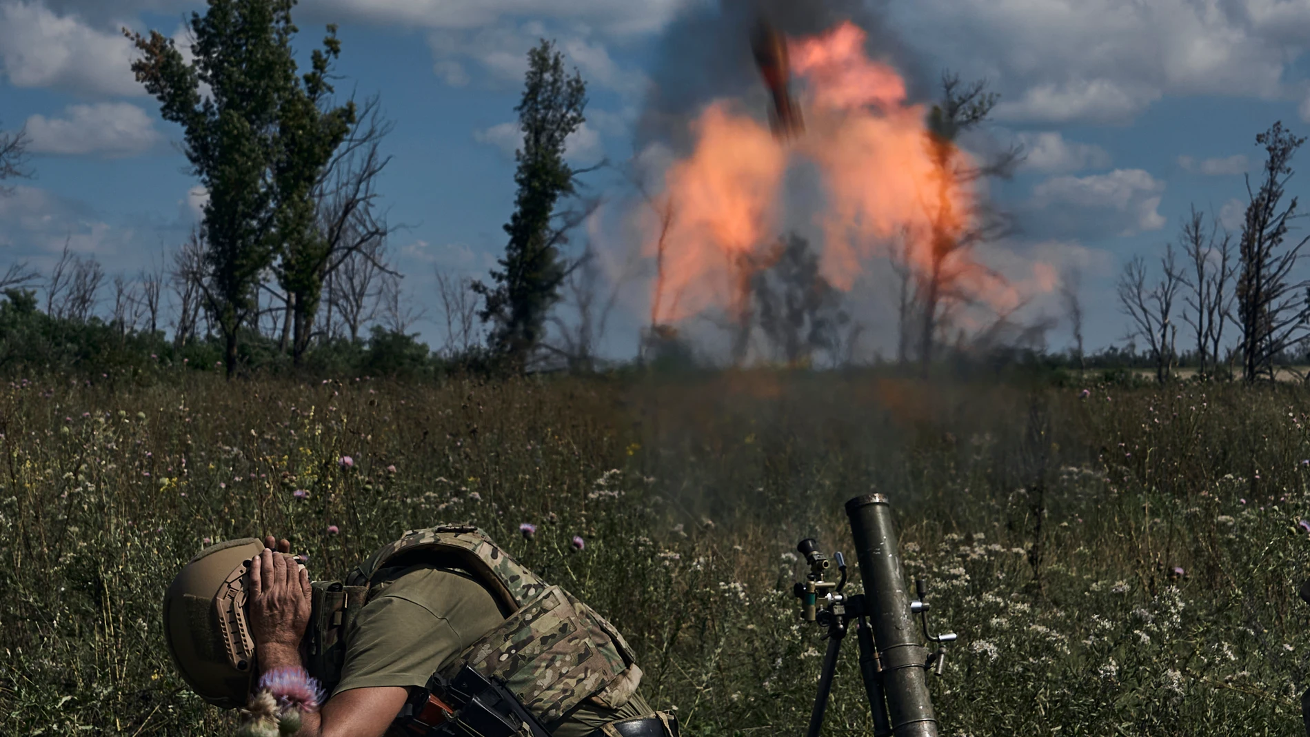 A Ukrainian soldier fires a mortar towards Russian positions at the front line, near Bakhmut, Donetsk region, Ukraine, Saturday, Aug. 12 2023. (AP photo/Libkos)
