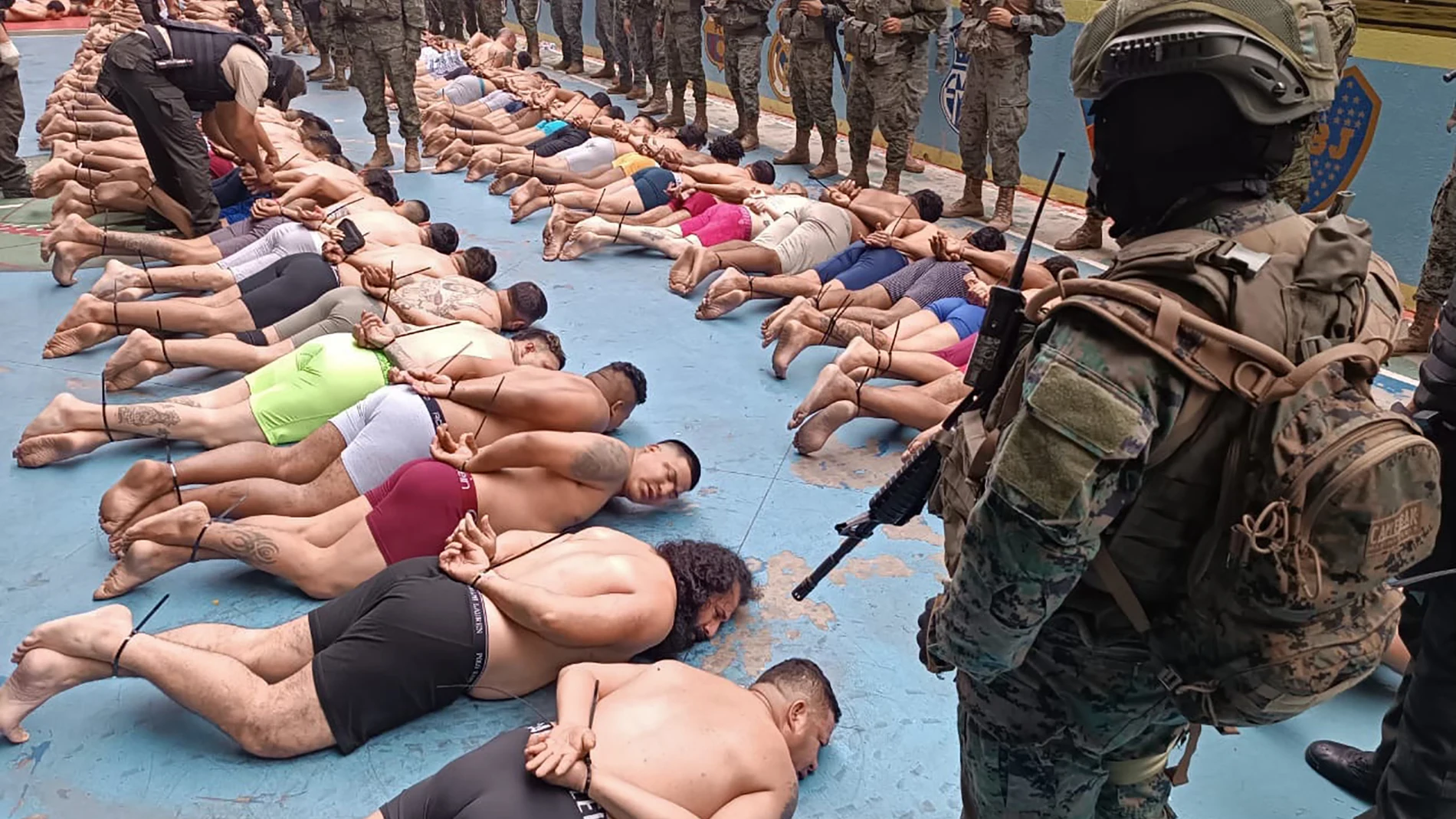 Fotografía difundida por las Fuerzas Armadas ecuatorianas tomada durante un operativo conjunto de la Policía y el Ejército en la Penitenciaría Zonal No 8 de Guayaquil, Ecuador, el 12 de agosto de 2023