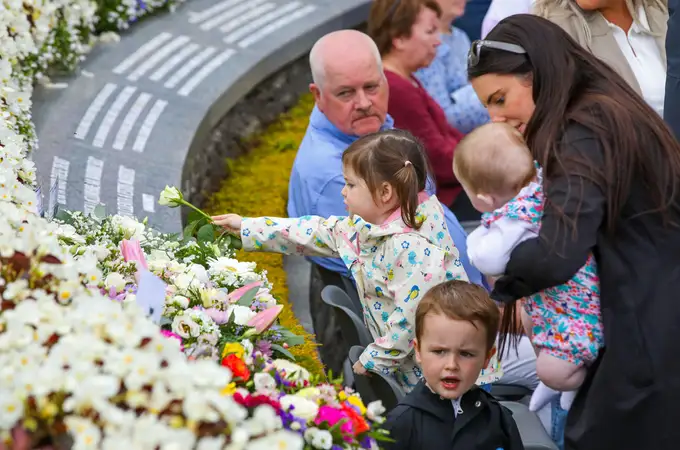Omagh recuerda 25 años después el atentado más atroz de Irlanda del Norte