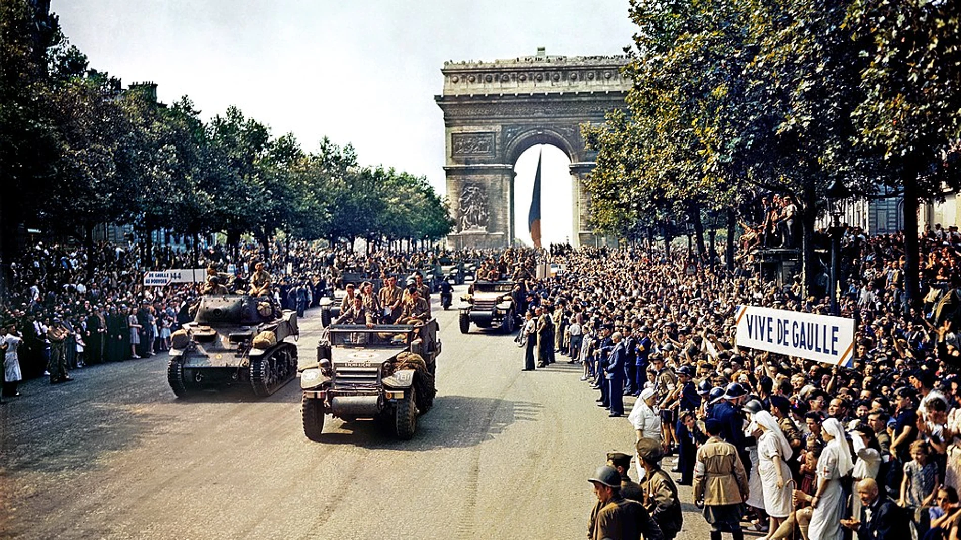 Las multitudes de París aclaman la entrada de la 2ª División Blindada Francesa (2e DB), algunos de ellos, de La Nueve