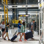 Salidas y llegadas a la T4 del aeropuerto Adolfo Suárez Madrid Barajas en agosto.