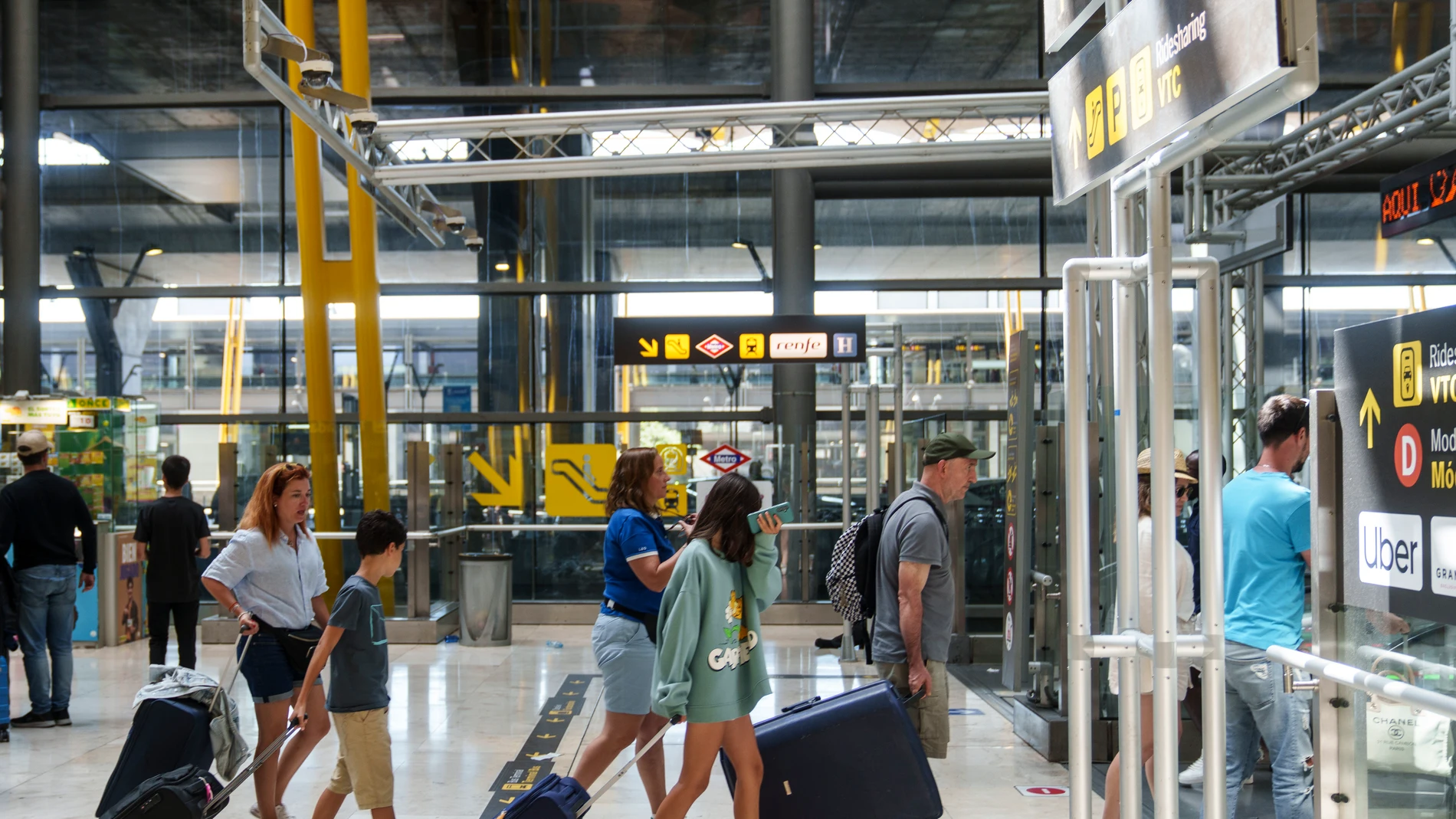 Salidas y llegadas a la T4 del aeropuerto Adolfo Suárez Madrid Barajas en agosto.