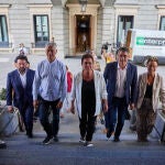 La diputada de EH Bildu Mertxe Aizpurua, el resto de diputados de su partido Oskar Matute, Bel Pozueta, Jon Iñarritu, Iñaki Ruiz de Pinedo y Marije Fullaondo, y los senadores Gorka Elejabarrieta, Idurre Bideguren, Mario Zubiaga, Olaia Duarte y Josu Estarrona, llegan al Congreso de los Diputados para presentar sus credenciales en las Cortes, este lunes.© Alberto R. Roldán / Diario La Razón. 12 08 2023