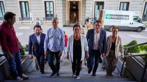 La diputada de EH Bildu Mertxe Aizpurua, el resto de diputados de su partido Oskar Matute, Bel Pozueta, Jon Iñarritu, Iñaki Ruiz de Pinedo y Marije Fullaondo, y los senadores Gorka Elejabarrieta, Idurre Bideguren, Mario Zubiaga, Olaia Duarte y Josu Estarrona, llegan al Congreso de los Diputados para presentar sus credenciales en las Cortes, este lunes.© Alberto R. Roldán / Diario La Razón. 12 08 2023