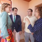 Suárez-Quiñones visita una de las viviendas rehabilitadas en Muelas del Pan