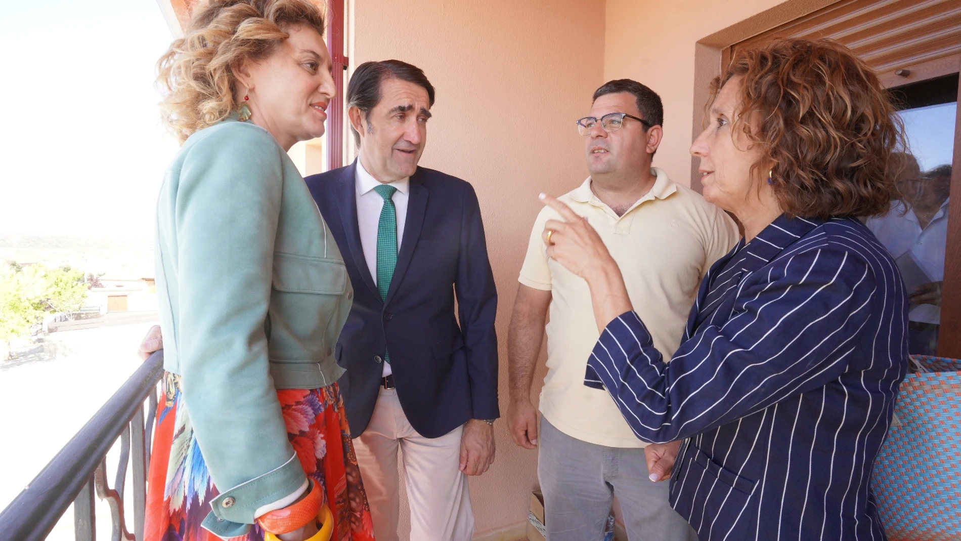 Suárez-Quiñones visita una de las viviendas rehabilitadas en Muelas del Pan
