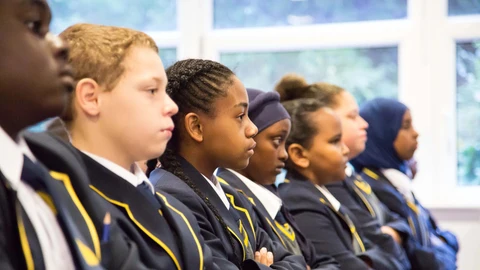 Los estudiantes asisten a clase en Michaela Community School en Londres.