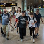 Los españoles procedentes de Etiopía, Mauro Fernández (i), Tina Peris (c) y su hija Patricia (2d), de 13 años, son recibidos por sus familiares a la llegada al aeropuerto de Manises (Valencia) este lunes.
