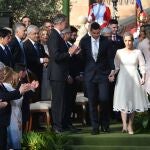 El Rey de España, Felipe VI (c), acude a la ceremonia de investidura del presidente Santiago Peña, ayer en Asunción (Paraguay)