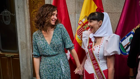 Ayuso y Almeida en la entrega de las Paomas de Bronze Bomberos de Madrid. © Alberto R. Roldán / Diario La Raz