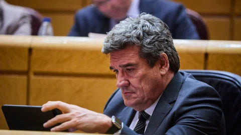 José Luis Escrivá, Ministro de Inclusión, Seguridad Social y Migraciones de España durante una sesión de control en el Senado.