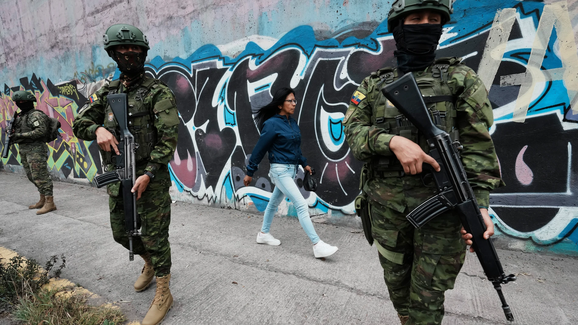 Soldados montan guardia en un control de seguridad en Quito
