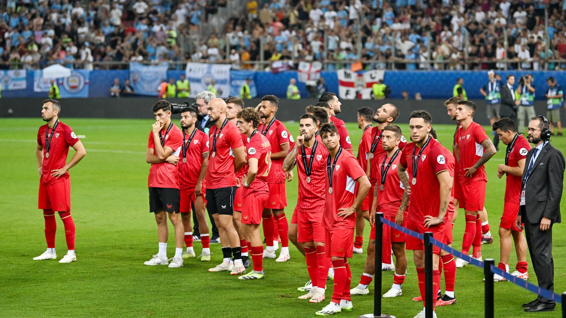 Los jugadores del Sevilla, tras perder la Supercopa en Atenas