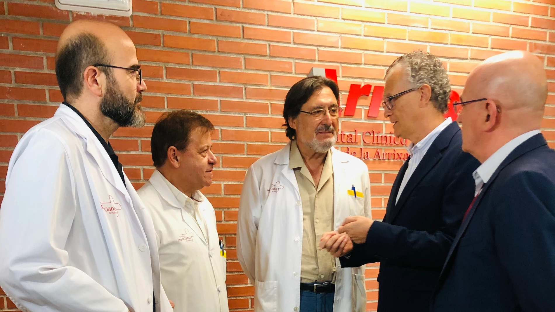 El consejero de Salud en funciones, Juan José Pedreño, en un encuentro con los profesionales del equipo de cirugía de la ArrixacaCARM17/08/2023