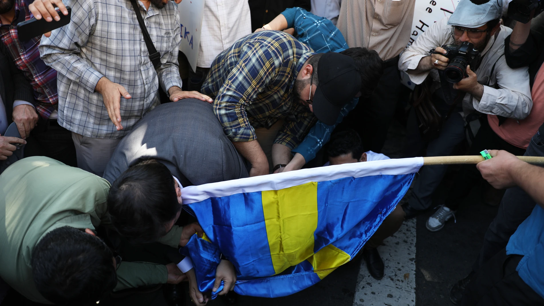 June 30, 2023, Tehran, Tehran, Iran: Iranian demonstrators burn a Swedish flag during a protest of the burning of a Quran in Sweden, in front of the Swedish Embassy in Tehran, Iran, Friday, June 30, 2023. On Wednesday, a man who identified himself in Swedish media as a refugee from Iraq burned a Quran outside a mosque in central Stockholm. (Foto de ARCHIVO) 30/06/2023