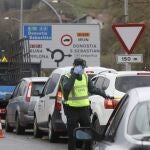 Efectivos de la Guardia Civil y de la Unidad de Intervención Policial (UIP) de la Policía Nacional realizan controles en la frontera con Francia, concretamente en el puente de Hendaya (Francia) que separa Irún (Guipúzcoa, País Vasco, España) de Francia en el primer día en el que España ha restablecido los controles de fronteras terrestres hasta el fin del estado de alarma decretado por el coronavirus, en Irún (Guipúzcoa, País Vasco, España), 