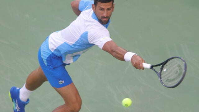 Novak Djokovic trata de restar desde el fondo de la pista