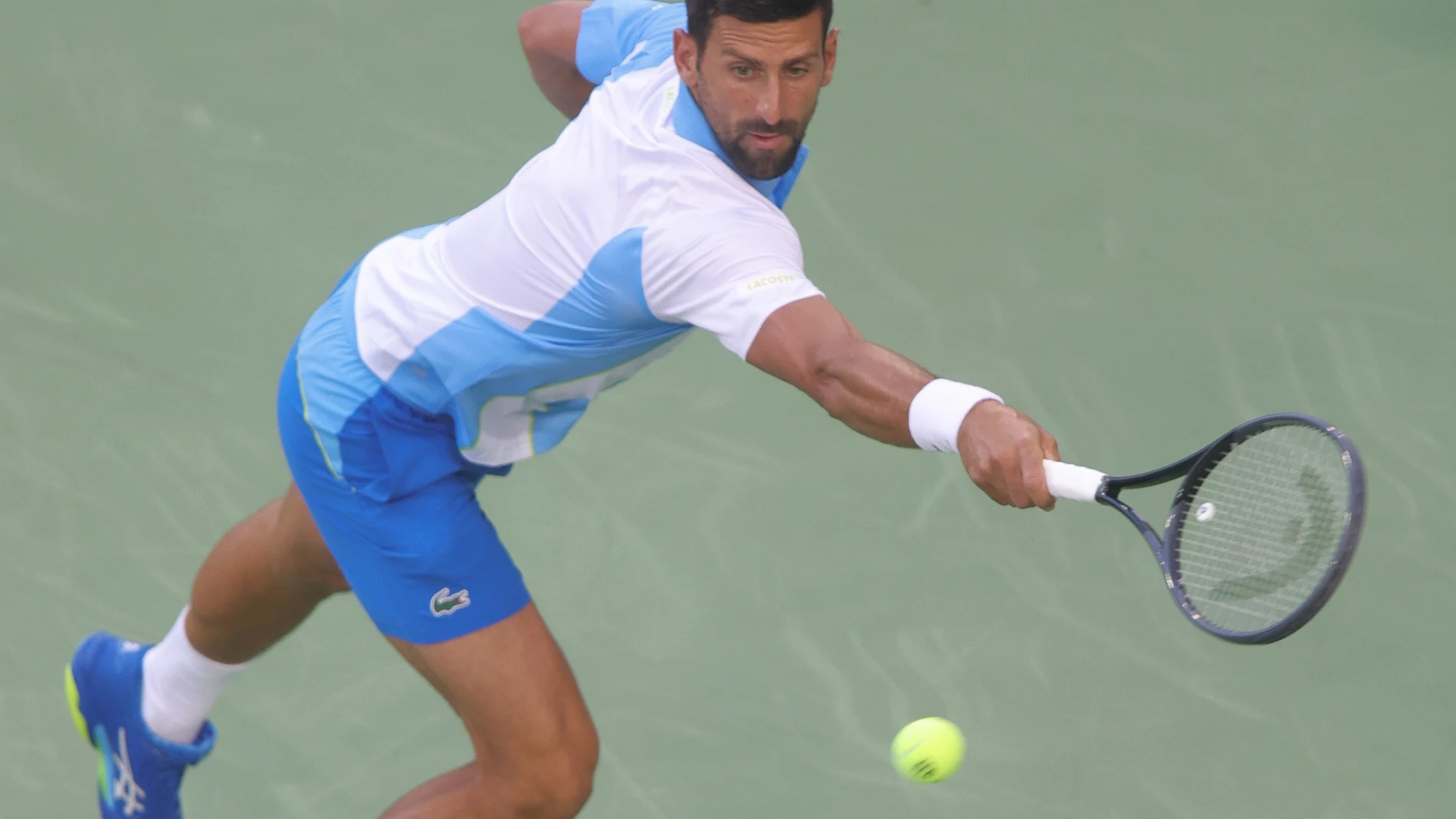 Novak Djokovic trata de restar desde el fondo de la pista