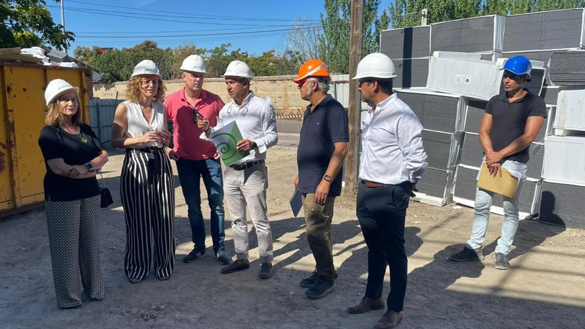María Pardo visita las viviendas de camineros que se están realizando en Peñaranda de Bracamonte