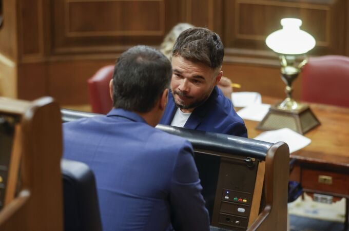 El diputado de ERC Gabriel Rufián conversa con el presidente del Gobierno en funciones, Pedro Sánchez, durante la sesión constitutiva de las Cortes Generales de la XV Legislatura