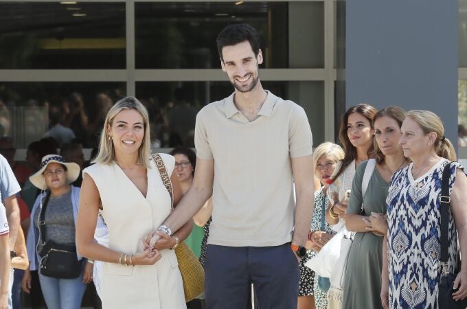 Sergio Rico con su mujer a la salida del hospital