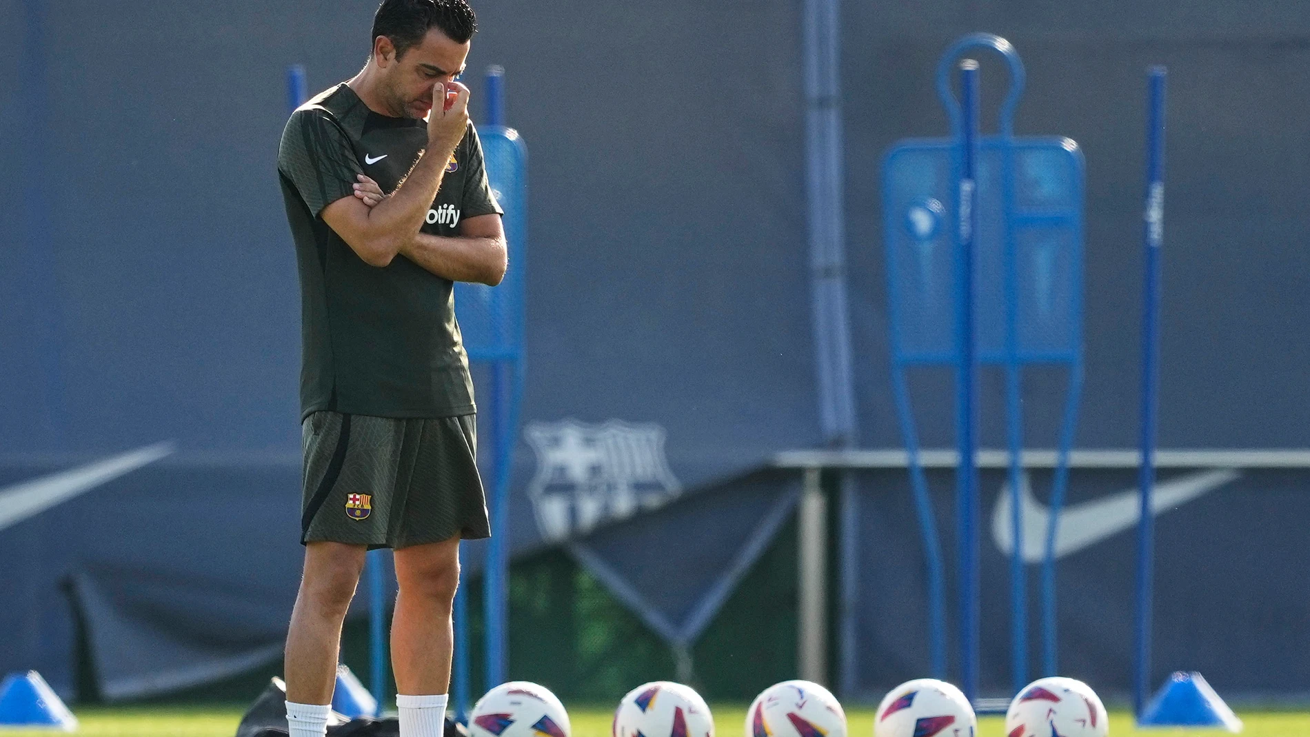 -FOTODELDÍA- GRAFCAT3167. SANT JOAN DESPÍ (BARCELONA), 18/08/2023.- El técnico del FC Barcelona, Xavi Hernández, durante el entrenamiento que realiza la plantilla barcelonista para preparar el partido de liga que disputarán el próximo domingo ante el Cádiz CF en el Estadio Olímpico Lluís Companys de Bacelona. EFE/Alejandro García 