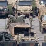 Vehículos militares estacionados en una base militar estadounidense en Dongducheon, Corea del Sur