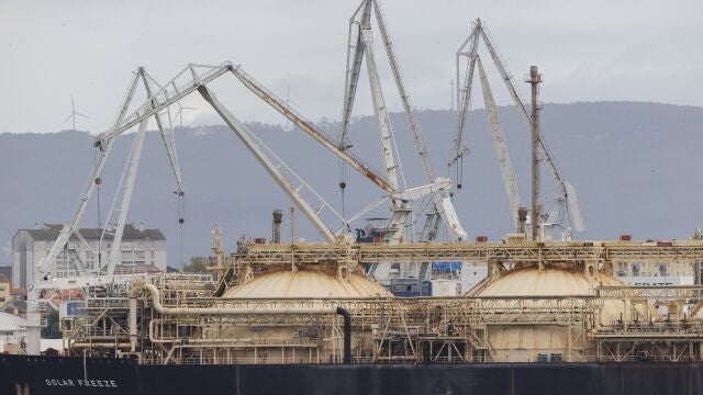 Vista de la planta de Mugardos de Reganosa en la ría de Ferrol que acoge donde reciben barcos metaneros que realizan la descarga de gas natural licuado (GNL) 